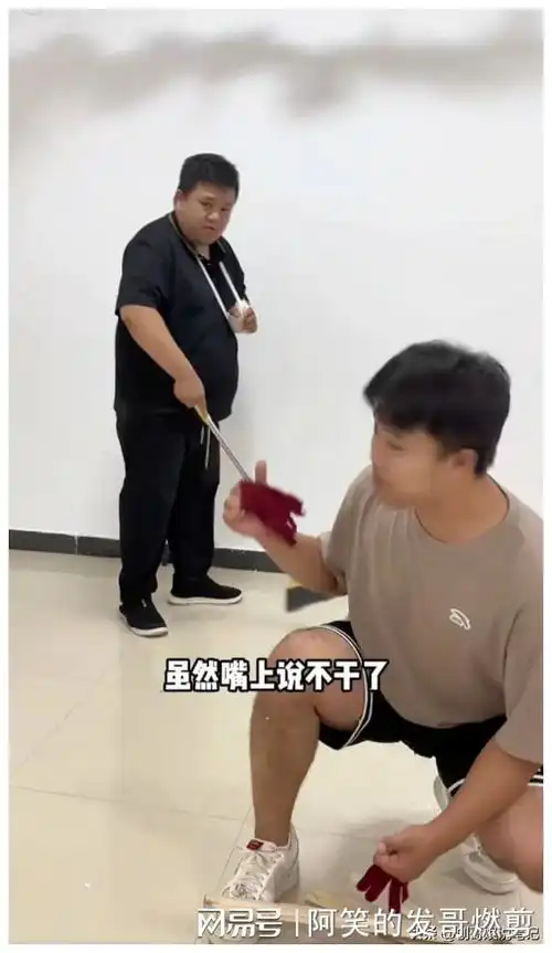 解清帅大哥手臂多处骨折,打石膏加绷带,网友为弟弟真拼
