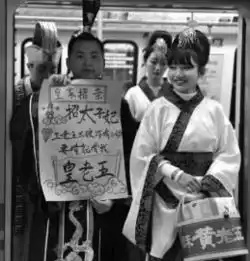 成都闹市上演穿越戏秦王征婚引围观
