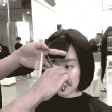 搞笑gif女孩子剪刘海的时候,最怕遇到这样的理发师
