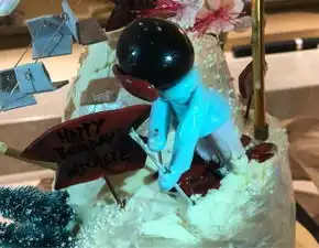 李嘉欣庆祝48岁生日,名贵食材堆满桌,蛋糕暴露她的爱好
