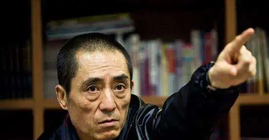 以丑女成名,张艺谋邀她拍电影,却因照片泄密被开除
