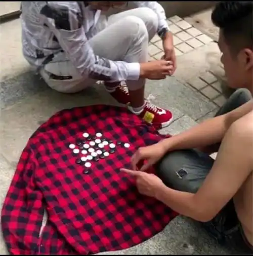搞笑趣图公司一女同事的桌面壁纸有点馋人啊
