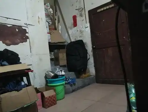 搞笑趣图公司一女同事的桌面壁纸有点馋人啊
