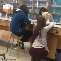 搞笑图片二货青年,放下你的手机吧
