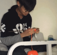 搞笑gif宿舍里我在打农药,而我的舍友们在
