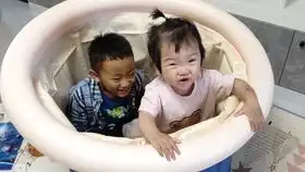 妹妹看到小哥哥玩滑滑梯,自己想玩又害怕,接下来的画面太有趣
