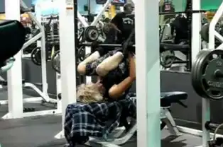郑州市民爬行锻炼毁三观动作竟能治病

