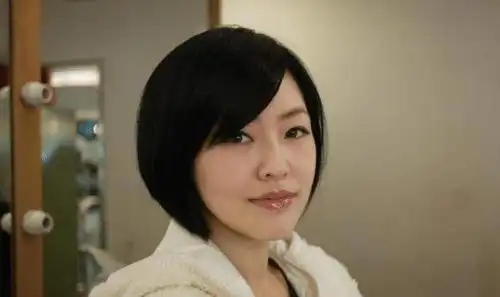 小s近照曝光肚腩突出腿部青紫,胖出大s同款脸,网友又土又老
