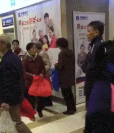 搞笑gif趣图宝宝长大后要是看到这视频,肯定怀疑自己是从垃圾箱里捡来的
