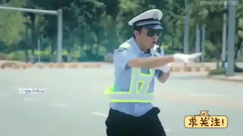 爆笑骑车美女骑车突然刮风吓得赶紧捂裙子,小伙看见后傻笑起来
