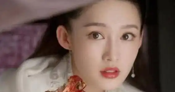 贾玲再次放飞自我,不仅在舞台上扮演胖格格,还饰演林婉儿
