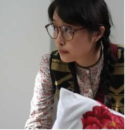 她靠扮丑走红,却因晒出一张照片,被张艺谋赶出剧组,今沦为路人

