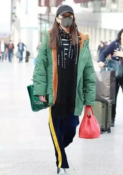 关晓彤恋爱后变成了40岁大妈你们可以大胆抢鹿爷了...
