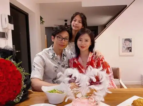 翁虹夫妇参加聚会,万梓良前妻携女儿现身,爱女开6间餐厅收入高
