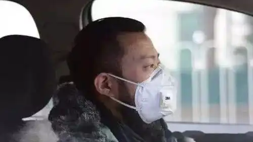 戴口罩开车出门算违章吗车主尤其要注意,早点了解不吃亏
