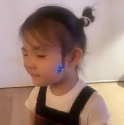 陈冠希晒两岁女儿搞怪丑照,alaia扎小辫,挤眉弄眼又噘嘴
