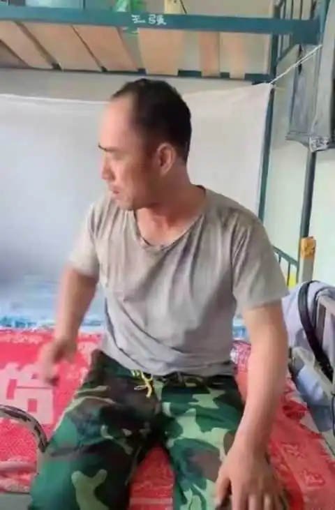 旭日阳刚王旭回工地搬砖,住简陋上下铺引热议,本尊为剧本需要
