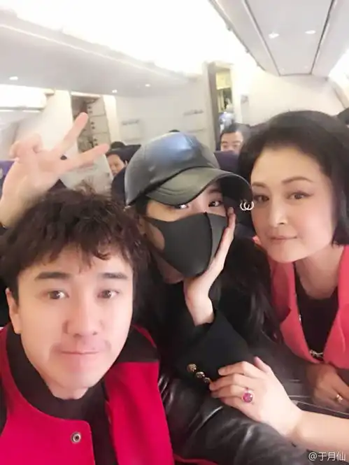 于月仙晒与欧阳娜娜翟天临合影三人搞怪亲密十足
