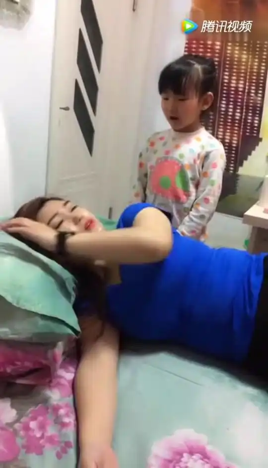 爆笑视频,爱睡懒觉的妈妈,没想到真相竟然是这样
