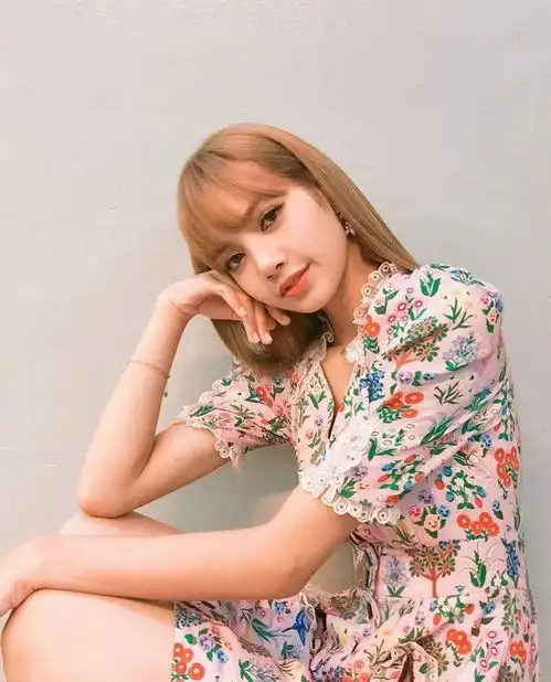 连染个头发也能上热搜,人间芭比lisa到底凭什么

