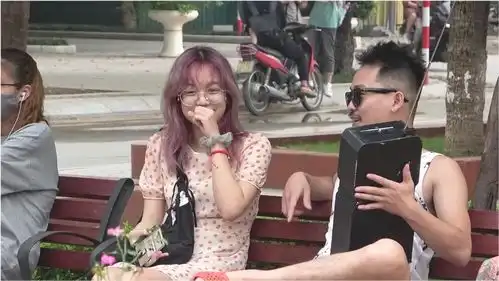 恶搞小伙拿着超级大哥大和朋友通电话,下一幕美女反应真搞笑

