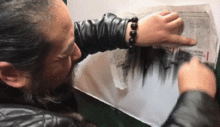 搞笑gif爸爸一周没打我了,妈妈三天没打我了
