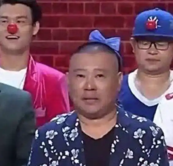 爆笑错位镜头,肖战秋裤外穿,郭德纲戴蝴蝶结,看了杨幂太尴尬何炅
