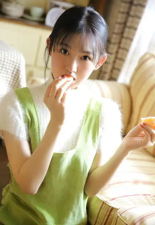 美女写真搞怪可爱的长腿美人
