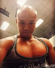 ps的乐嘉晒健身房自拍胸肌发达抢眼
