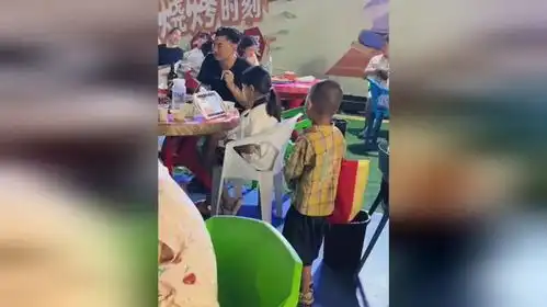 同样都是孩子一个孩子看着动画吃烧烤,一个孩子捡瓶子供养母亲
