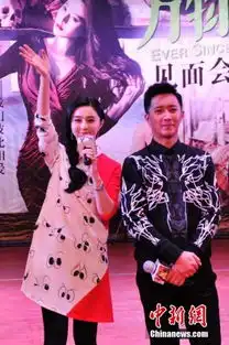 范冰冰戴猪脸面具搞怪撒贝宁长得好看就是没办法
