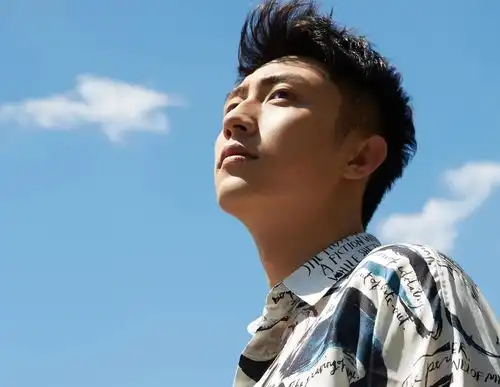 张哲瀚大火之后,新作沦为男三号,粉丝得知男主是他难怪了
