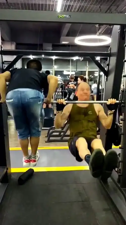 健身教练与大爷的比拼,这个臂力也是没谁了
