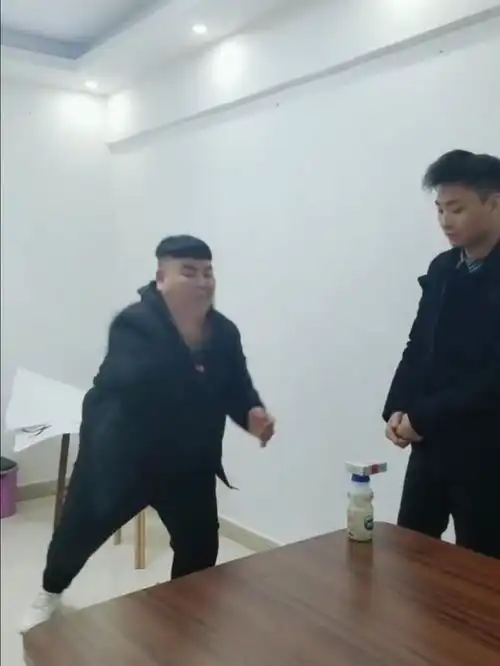 爆笑胖子不想上班
