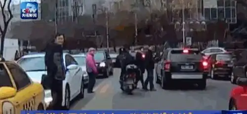 搞笑gif图片笑话段子表哥说,娶媳妇一定要当心,特别怕有狐臭
