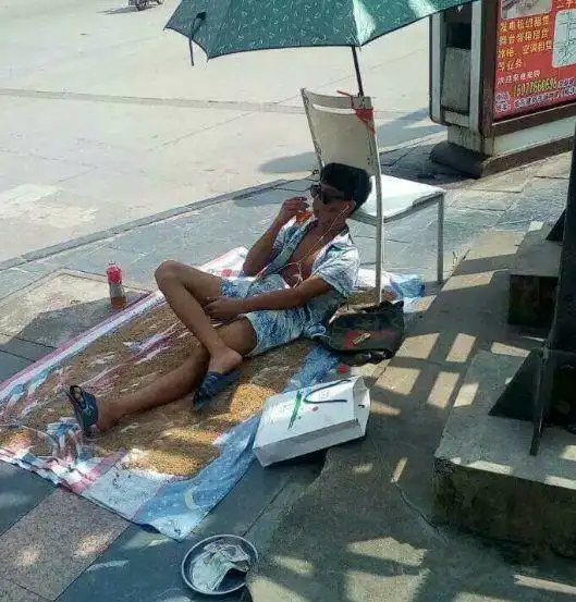 搞笑gif段子举重运动员是这样子晾衣服的
