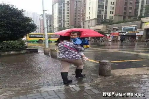 搞笑段子gif图片这是大熊晕倒了吗水好凉,心疼这俩孩子

