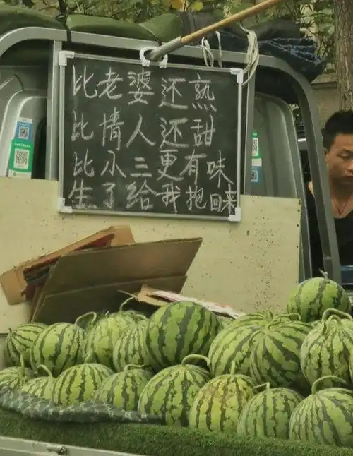 搞笑图片沙雕学生挟持老师做人质,不准上课
