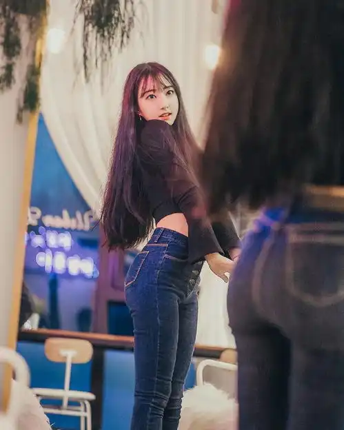 街拍紧身牛仔裤显瘦显身材,小姐姐洋溢着青春与时尚
