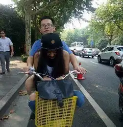 爆笑gif妹子可要坐稳了,我这二八大杠可不走直路,哈哈哈哈哈
