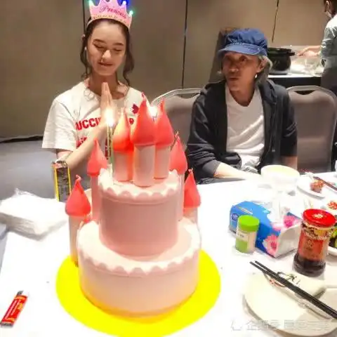 周星驰给林允庆生,粉色城堡蛋糕少女心满满,却被桌上另外两件东西抢镜了
