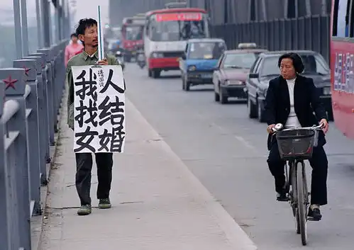 搞笑gif趣图人们问一个男孩,一公斤铅和一公斤羽毛哪个更重
