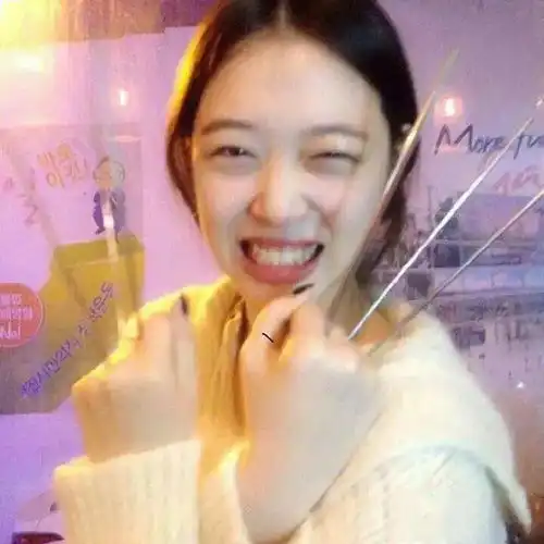女生头像认真生活
