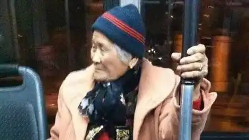 趣图摊煎饼牛人,拉屎牛人,撞衫牛人,老大妈牛人搞笑图片合集
