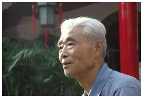 老人祖传圣旨被借走后弄丢,要求按市场价赔偿,最后按专家估价赔
