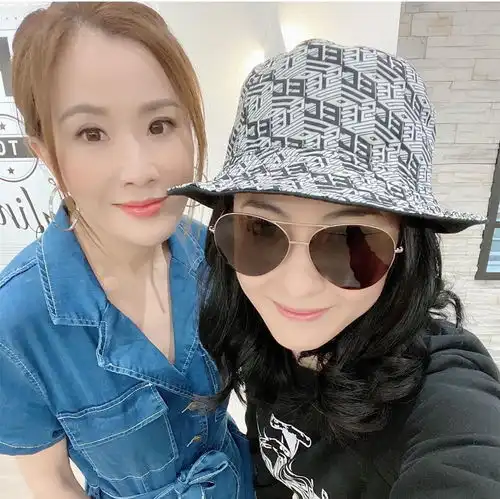 迟来的生日礼物,揭开张文慈张柏芝闺蜜情,两人相识源自谢霆锋吗
