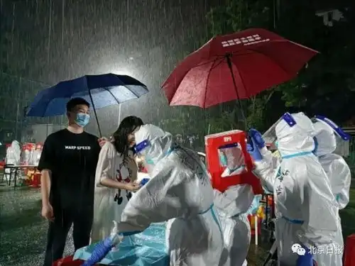 台名嘴拿出广州防疫照片,怒斥台当局看看他们,你们有管我们死活吗
