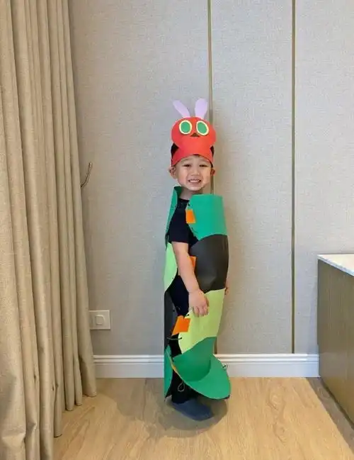 胡杏儿晒儿子近照,奕霆仔身穿毛毛虫盔甲搞怪,太可爱了被萌到
