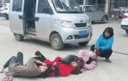 搞笑趣图在巷子里遇到个姑娘我俩在地上躺了很久
