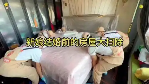 谁不想家里的地板干净亮堂呀,拖地和打扫卫生可真少不了这个清洁剂,一次倒点太省事了地板清洁液污渍轻松去除
